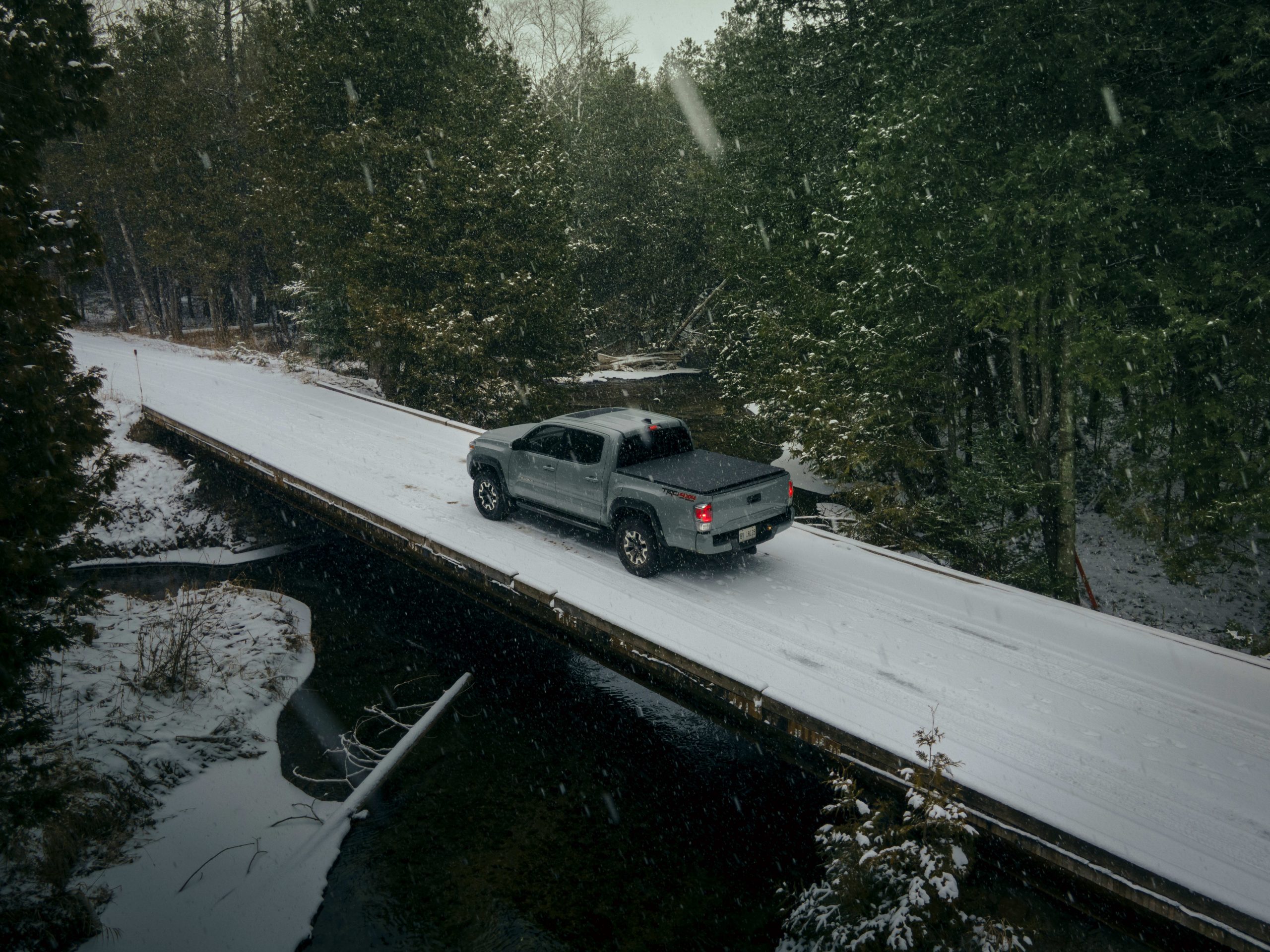 Tacoma TRD Off Road sur une route enneigée : préparer votre voiture pour l'hiver - Ste-Foy Toyota
